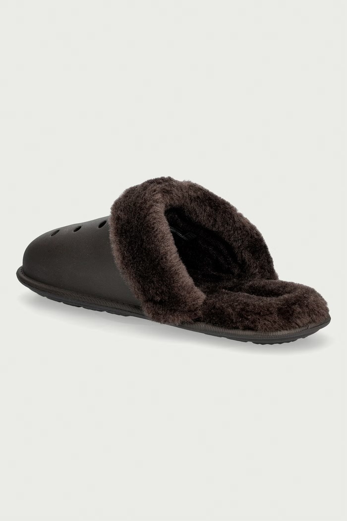 Obuwie Crocs Kapcie Classic Fuzz Scuff Slipper 212143.2ME brązowy