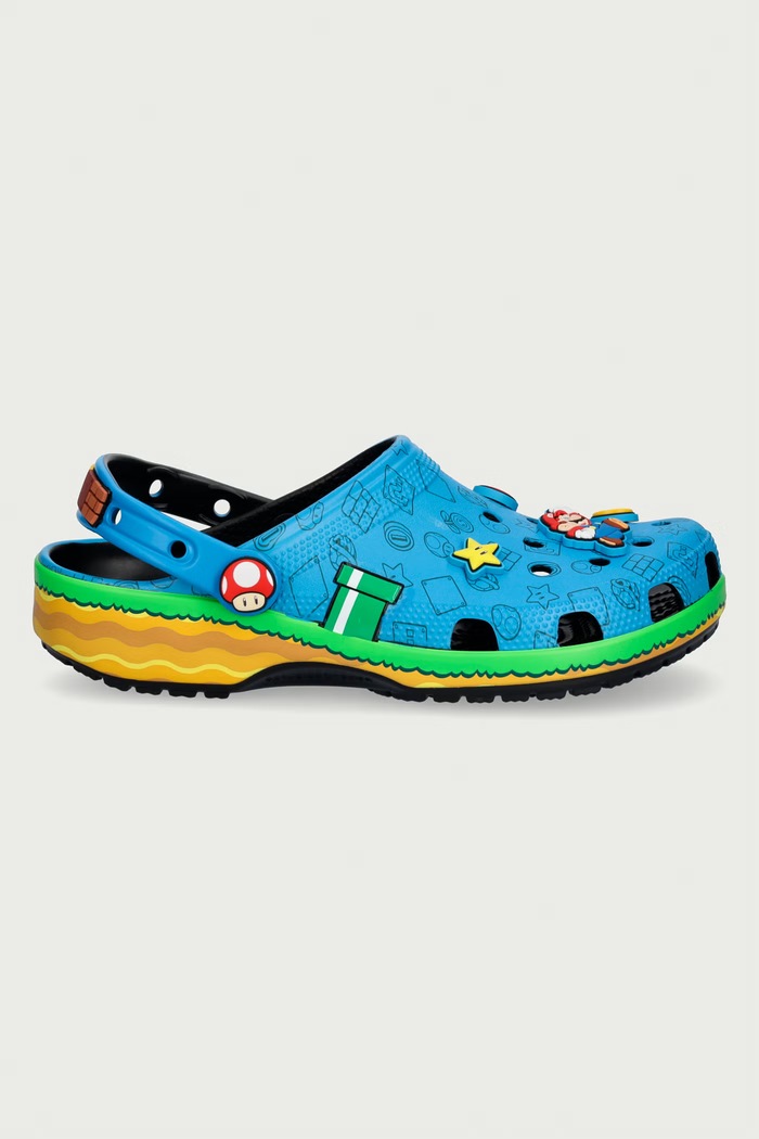 Obuwie Crocs Klapki mules Classic Super Mario Core Clog 212138.90H niebieski