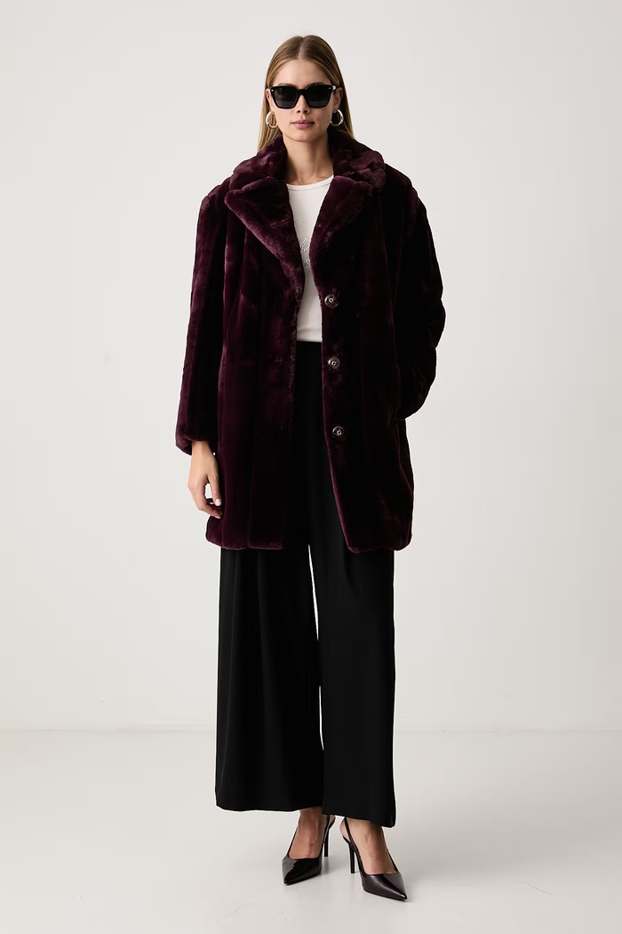 Guess Płaszcz ze sztucznego futra damski SOPHY W6BL19.W3752 bordowy AW26