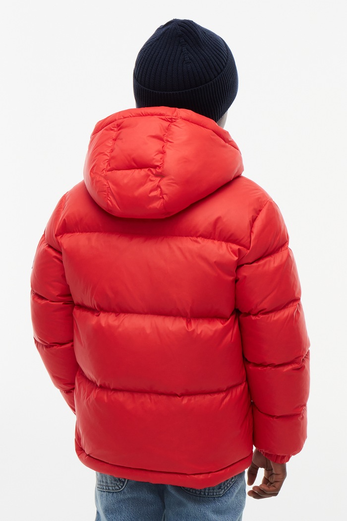 Chłopiec Tommy Hilfiger Kurtka puchowa dziecięca KB0KB10091.98.122.9BY2 czerwony