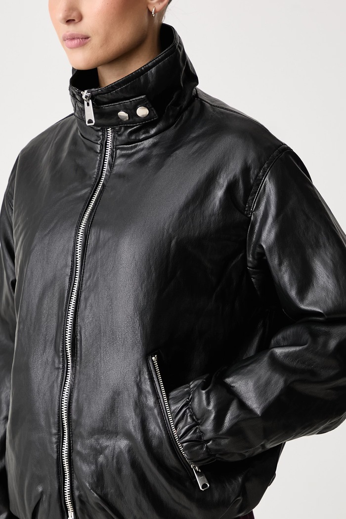 Kurtka damska z imitacji skóry DKNY DLEMPZ35 czarny
