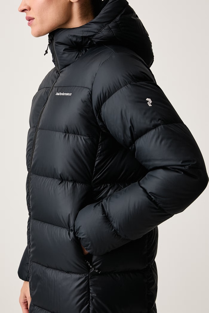 Πουπουλένιο μπουφάν γυναικείο Frost Down Peak Performance G81179010 μαύρο