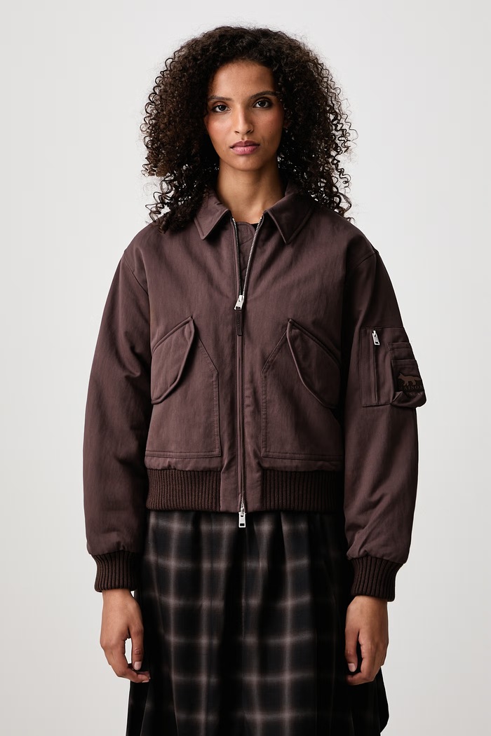 Maison Kitsuné Bomber krótka kurtka damska z bawełną brązowy MRWWV02WQ4109