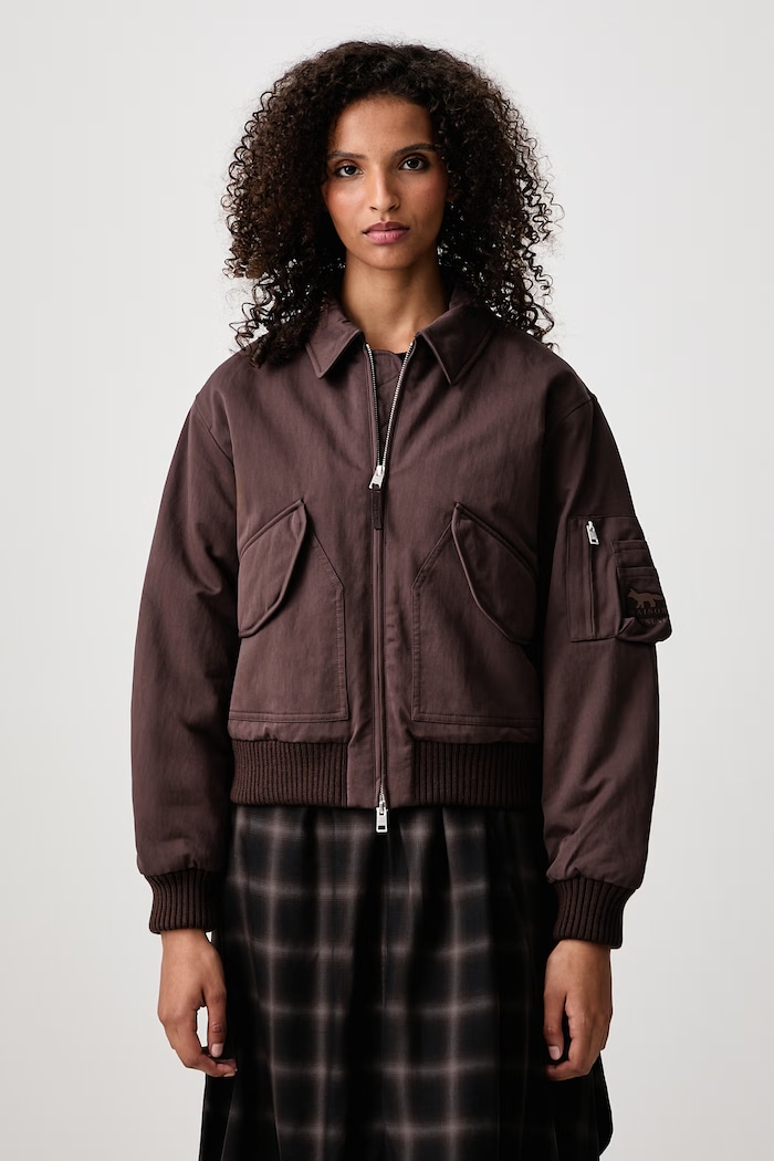 Maison Kitsuné Bomber krótka kurtka damska z bawełną brązowy MRWWV02WQ4109