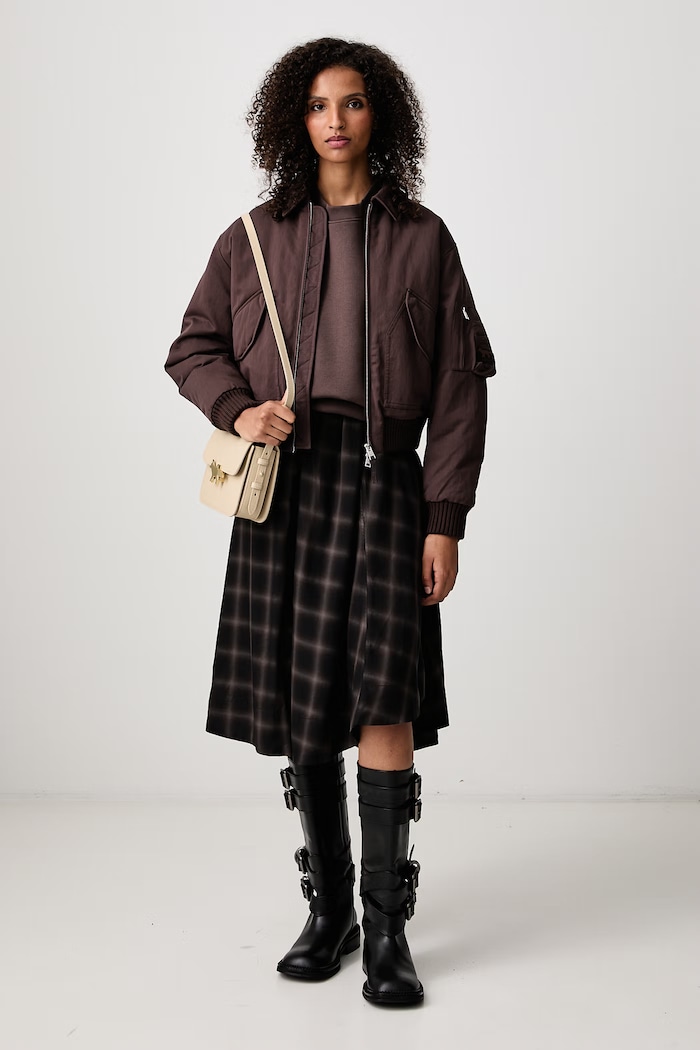 Maison Kitsuné Bomber krótka kurtka damska z bawełną MRWWV02WQ4109 brązowy AW26