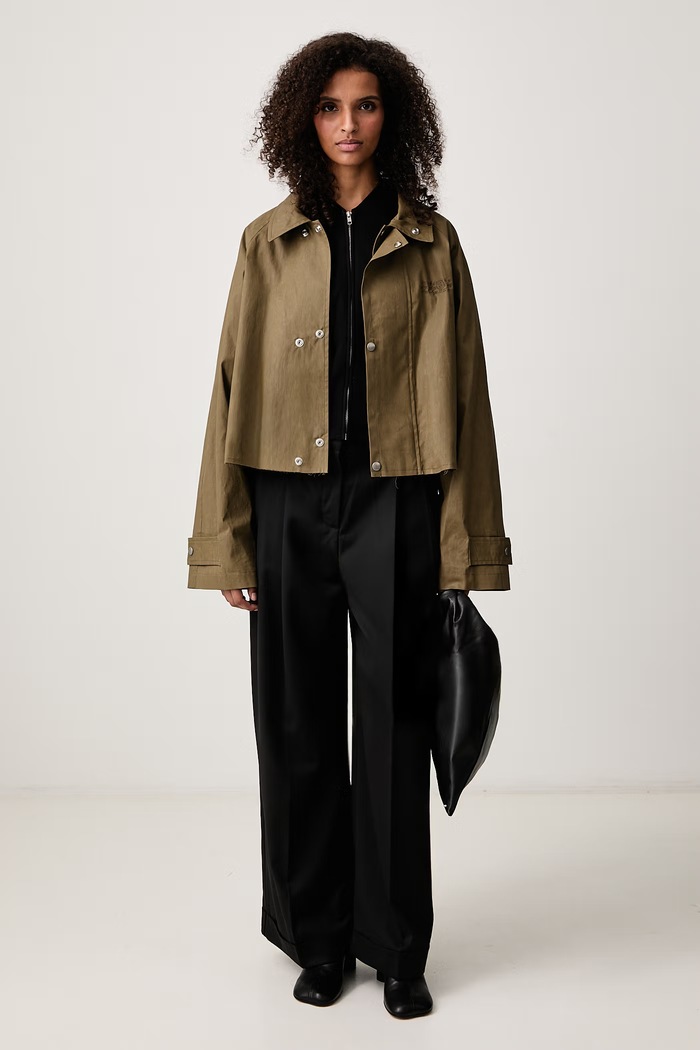 MM6 Maison Margiela Krótka kurtka damska bawełniana z elastanem S52AM0360.M36001 zielony AW26