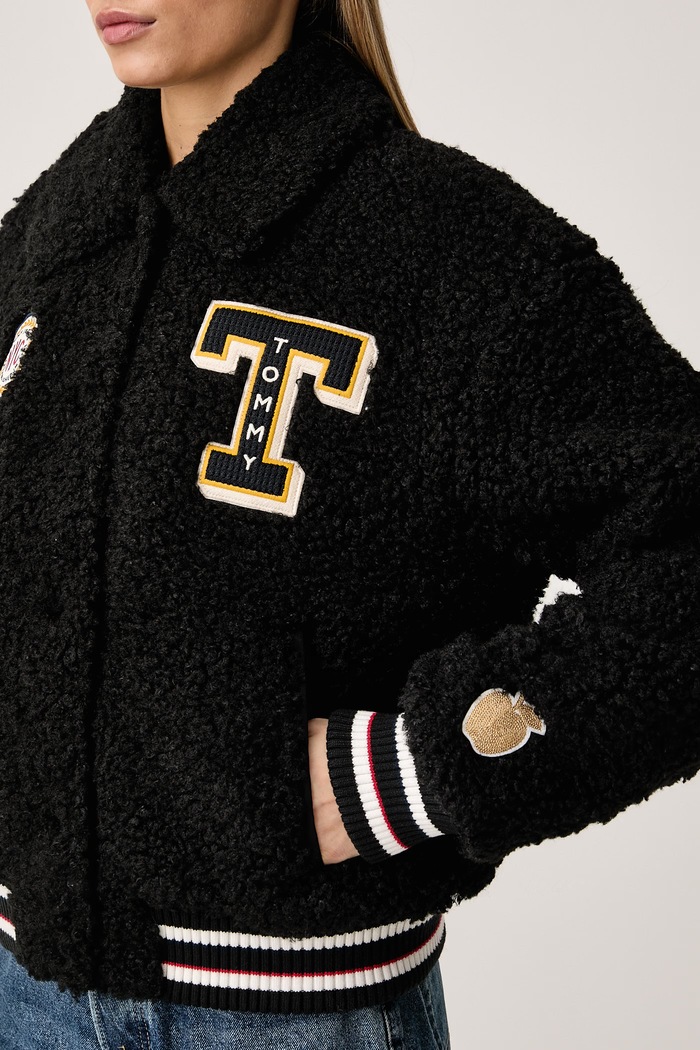 Μεταβατικό μπουφάν γυναικείο Tommy Jeans DW0DW23426 μαύρο