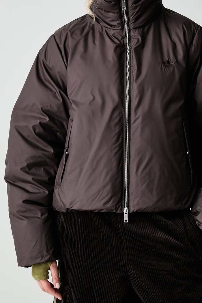 Κοντό μπουφάν γυναικείο Essentials Down Hooded Puffer adidas Originals KR9566 καφέ