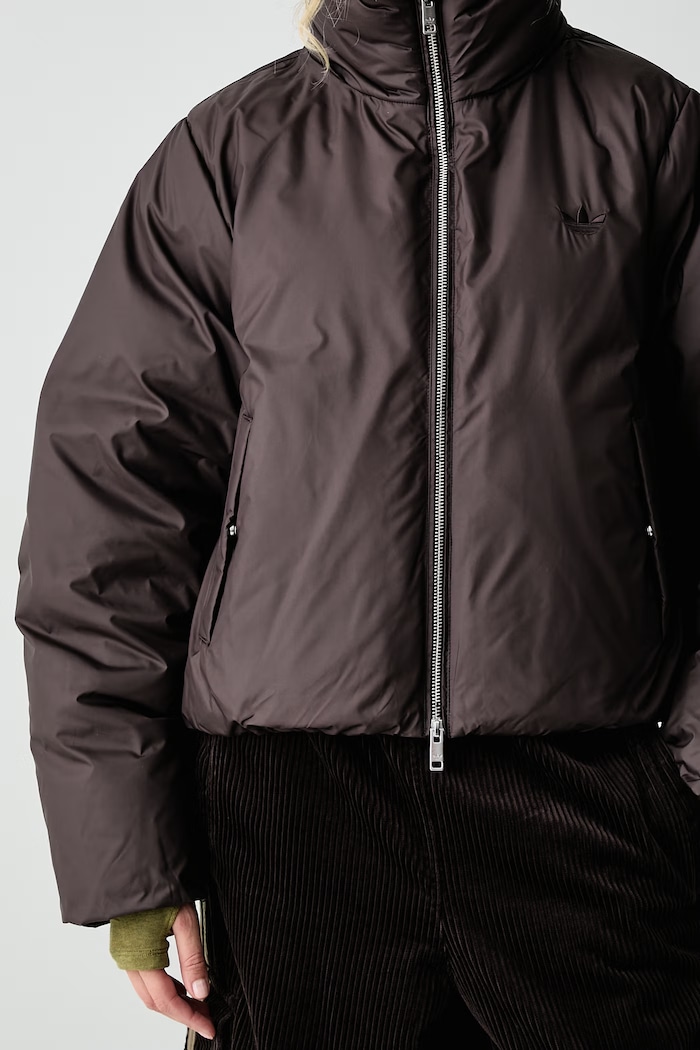 Krótka kurtka damska Essentials Down Hooded Puffer adidas Originals KR9566 brązowy