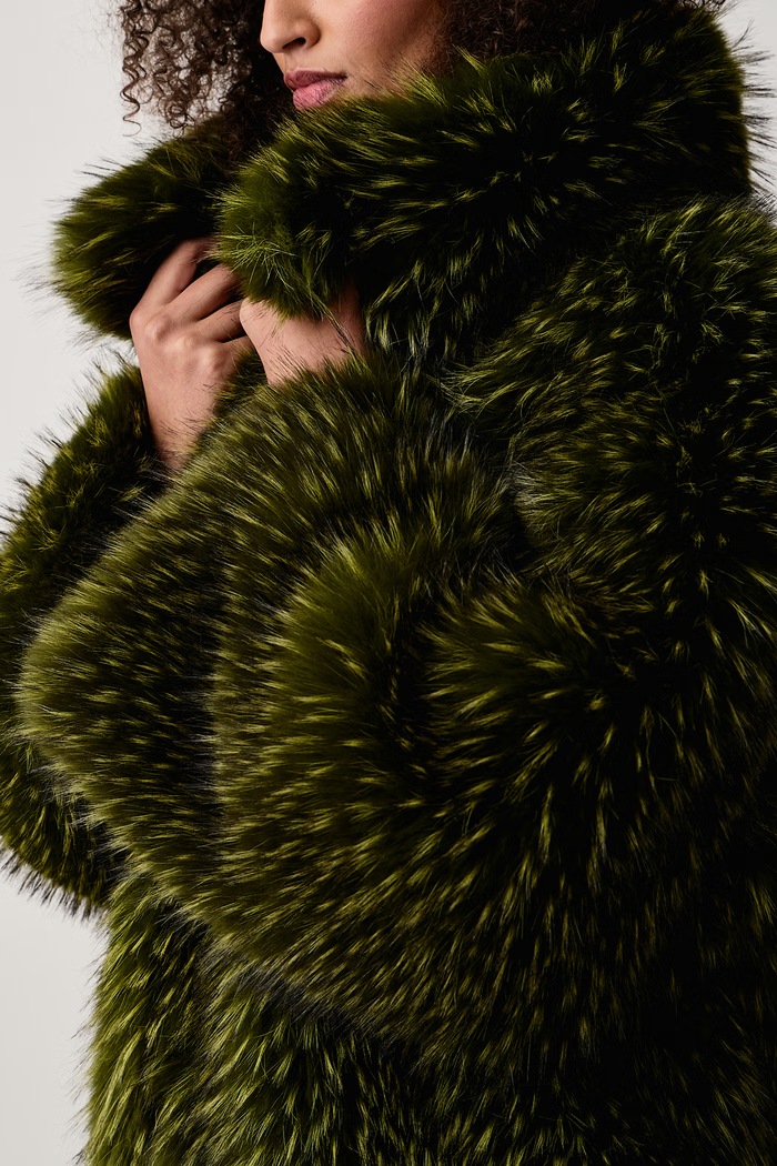 Płaszcz ze sztucznego futra damski Kastanje Essentiel Antwerp Kastanje.FW27 zielony