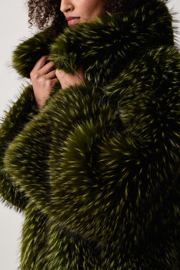 Płaszcz ze sztucznego futra damski Kastanje Essentiel Antwerp Kastanje.FW27 zielony