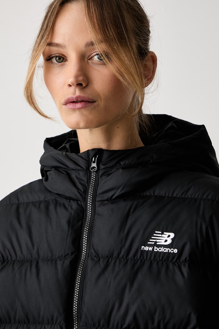 New Balance prošivena jakna za žene crna WJ62V5SNBK