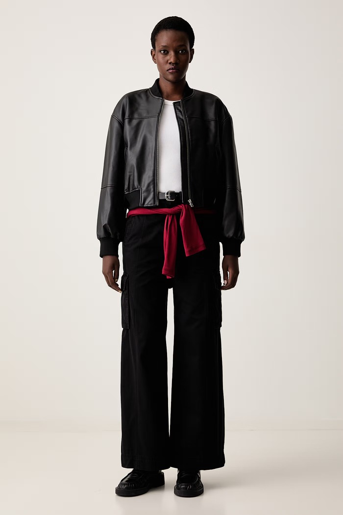Guess Jeans bomber jakna ženska iz imitacije usnja W6YL01.W2525 črna AW26