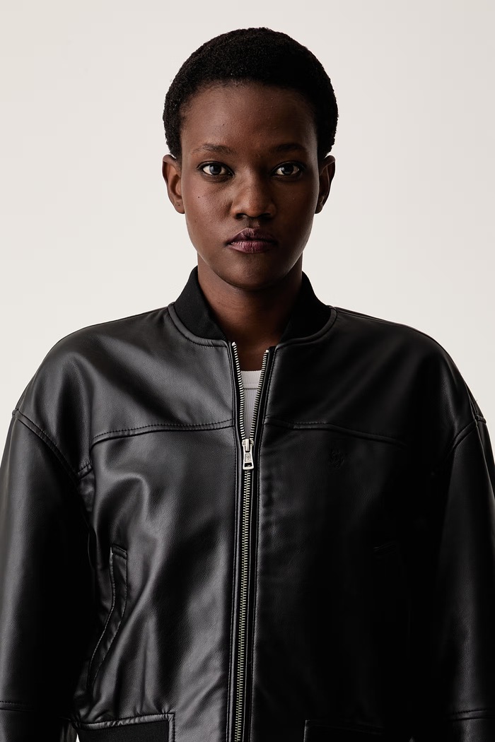Guess Jeans bomber jakna ženska iz imitacije usnja črna W6YL01.W2525