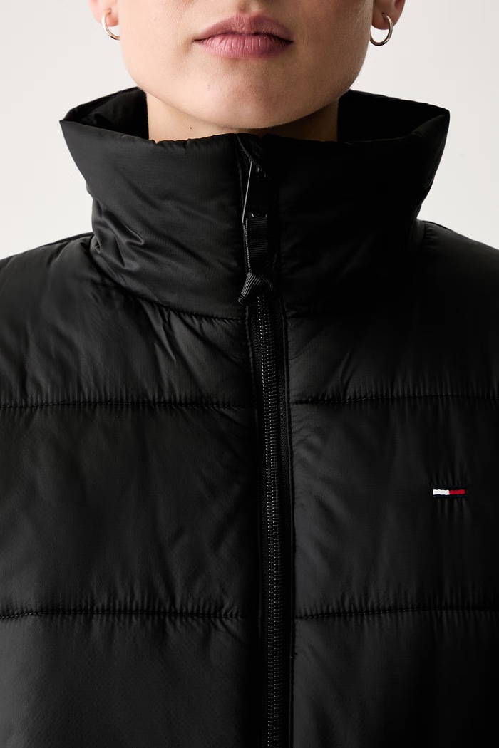 Tommy Jeans prijelazna jakna za žene DW0DW23487 crna