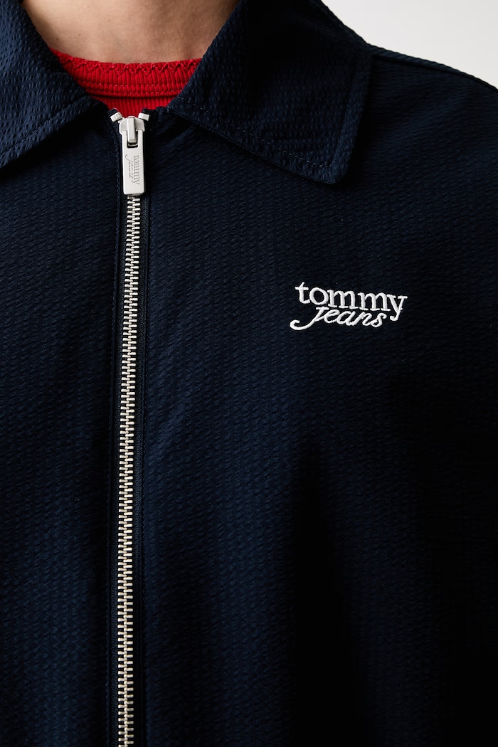 Tommy Jeans prijelazna jakna za žene DW0DW22912 mornarsko plava