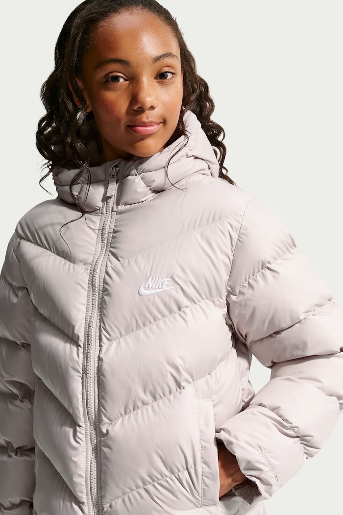 Chłopiec Nike Kurtka pikowana dziecięca Nike Sportswear All Day Play HQ4976 beżowy