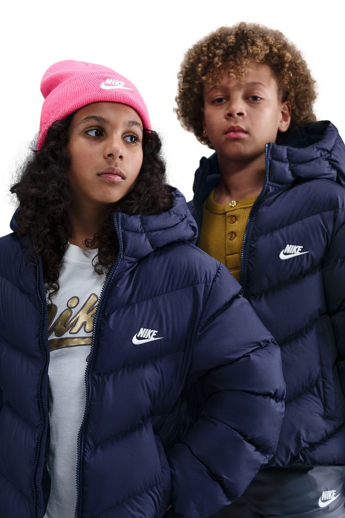 Nike Kurtka pikowana dziecięca Nike Sportswear All Day Play granatowy HQ4976