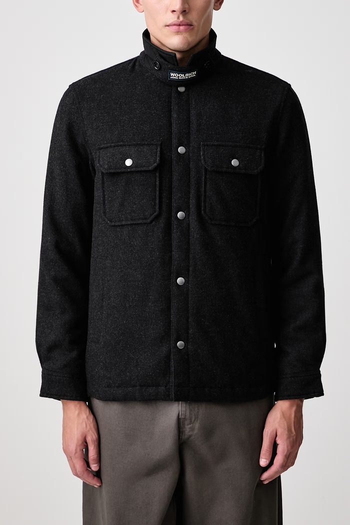 CFWOOS2045MBUT3190 krótka kurtka z wełną męska Woolrich czarny CFWOOS2045MBUT3190