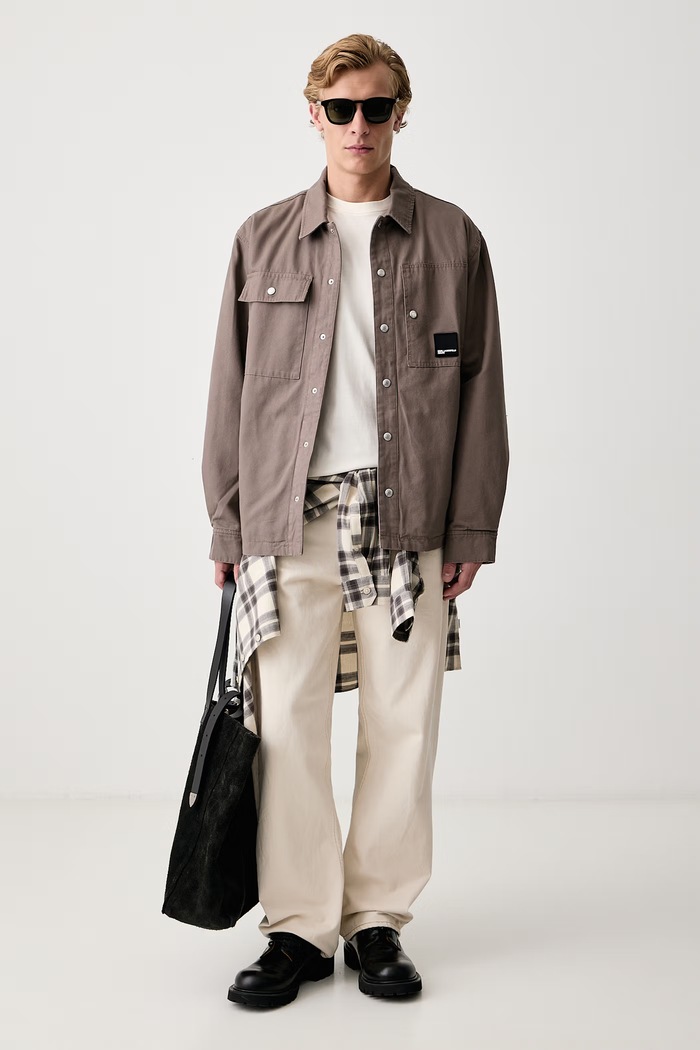 Karl Lagerfeld Jeans Kratka jakna za muškarce od pamuka A3M14059 smeđa AW26