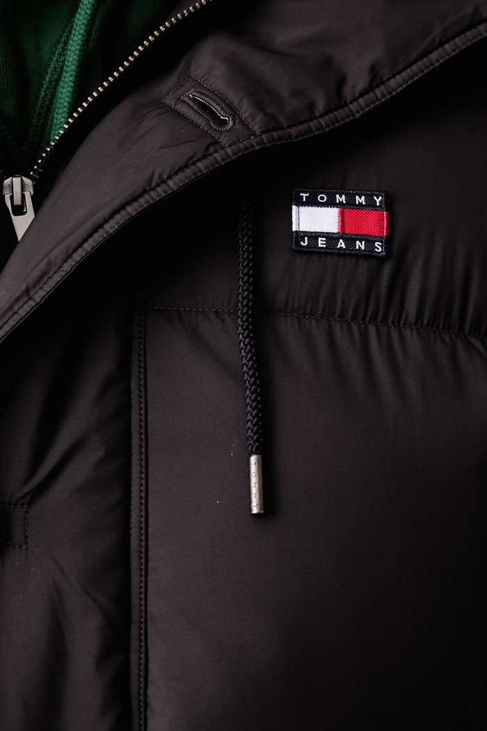 Κοντό μπουφάν ανδρικό Tommy Jeans μαύρο DM0DM23506