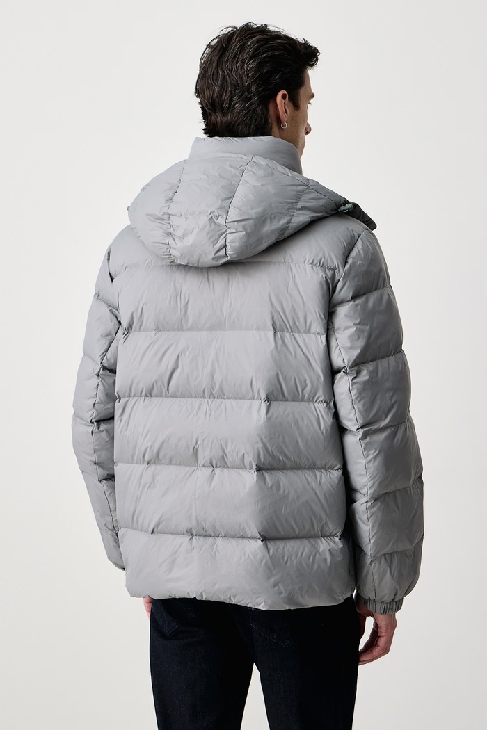 Calvin Klein Jeans Geacă cu puf pentru bărbați LV04RG515G gri AW26
