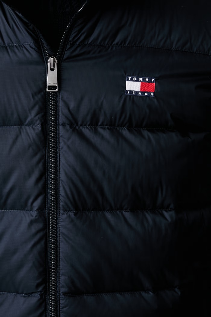 Tommy Jeans puh brezrokavnik moški DM0DM23232 mornarsko modra