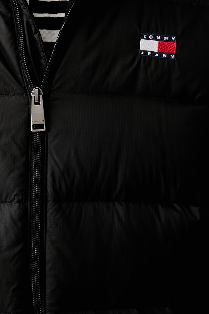 Tommy Jeans pernati prsluk za muškarce DM0DM23232 crna