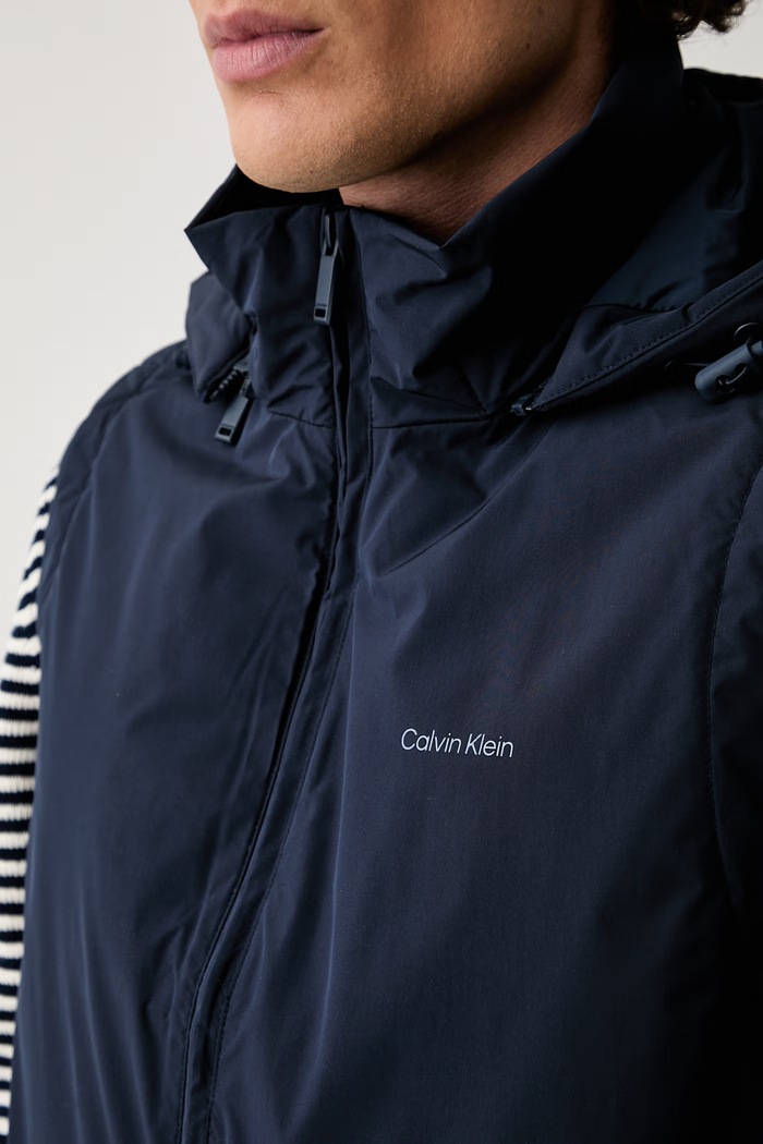 Calvin Klein prsluk s kapuljačom za muškarce LV04LG506G mornarsko plava