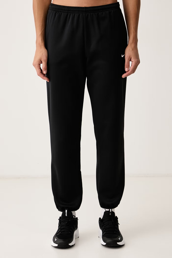 Nike Spodnie dresowe damskie Studio Fleece Therma-FIT czarny IO0437.010
