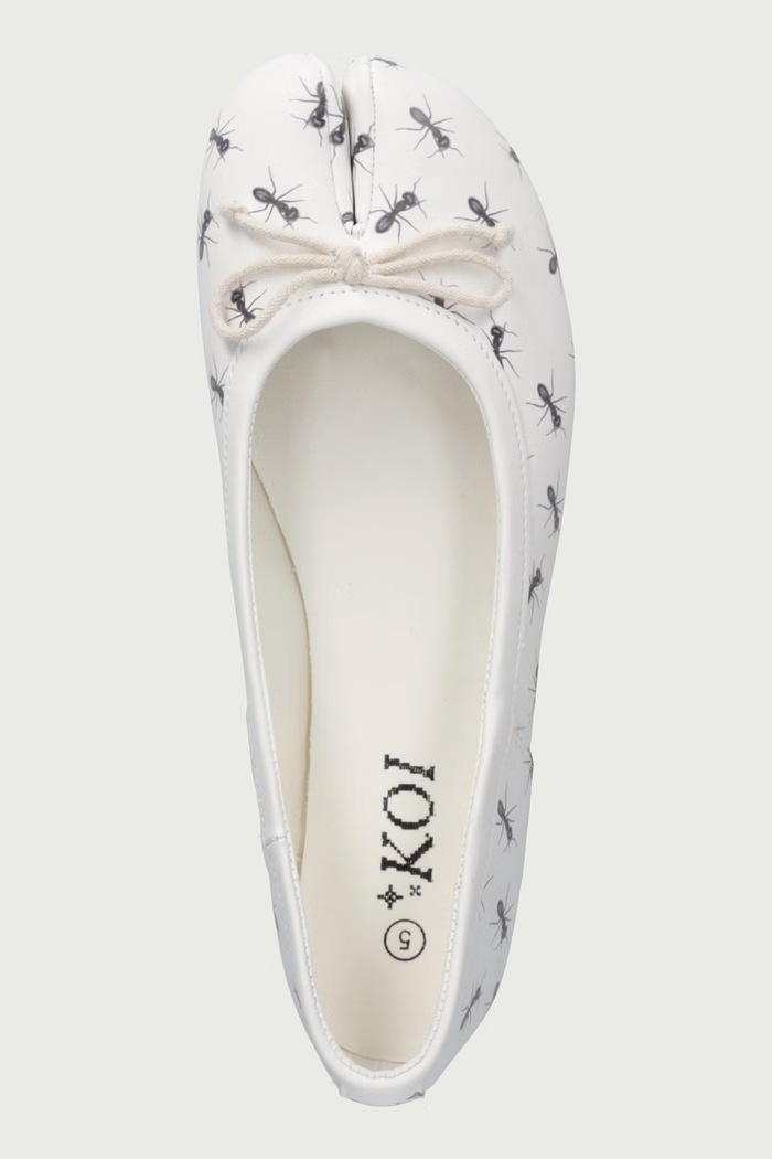 Μπαλαρίνες SCUTTLE ANT PRINT TABI BALLET FLATS Koi Footwear SCUTTLE.CREAM λευκό