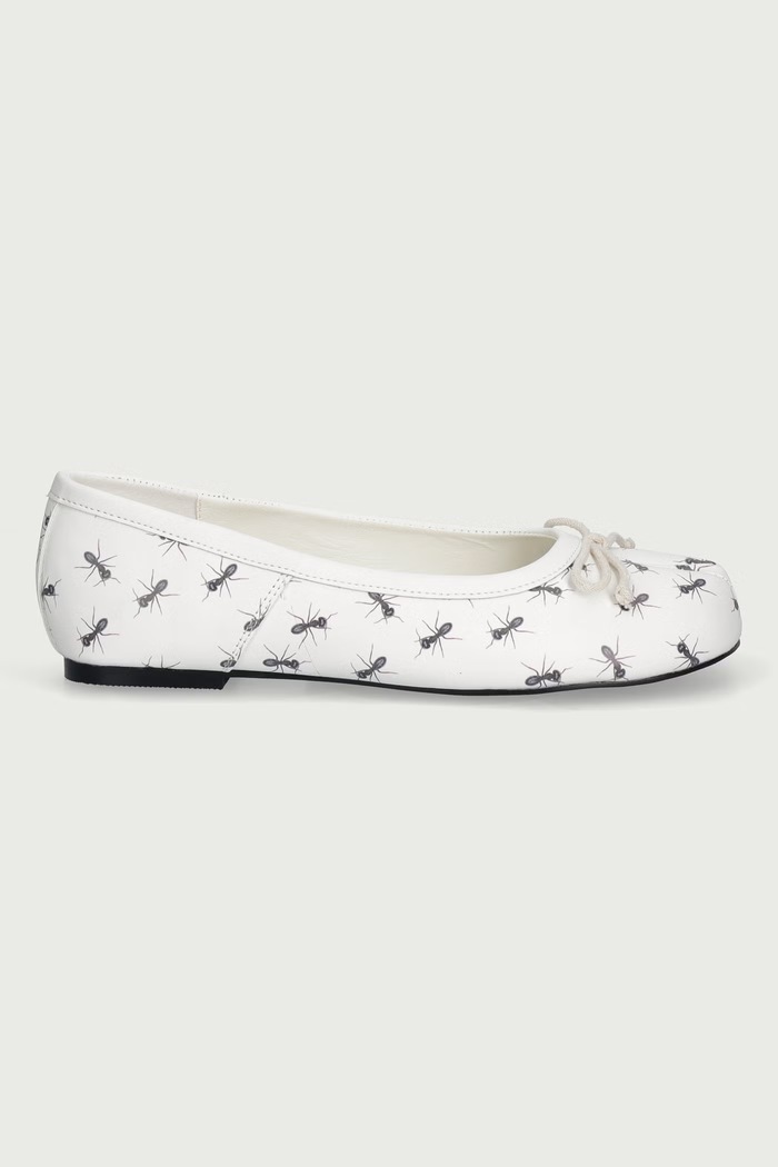 Koi Footwear Baleriny SCUTTLE ANT PRINT TABI BALLET FLATS SCUTTLE.CREAM beżowy AW26