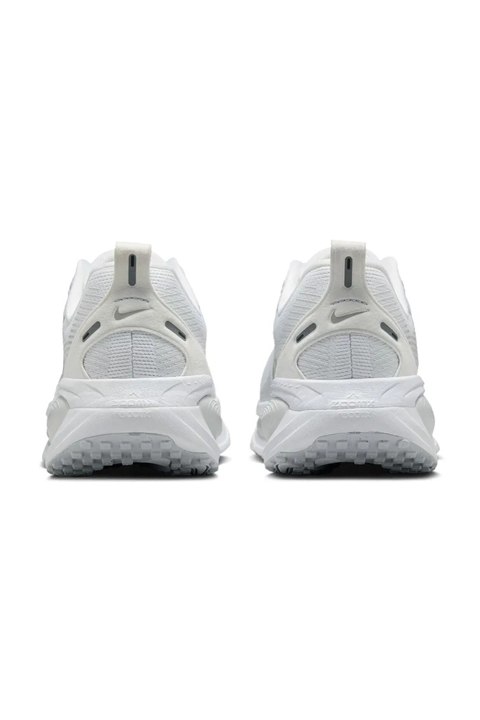 Παπούτσια Nike Παπούτσια αθλητικά Γυναικεία Vomero 18 HM6804.104 λευκό