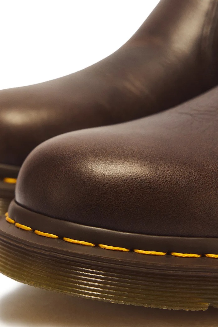 2976 Ambassador botki skórzane Dr. Martens brązowy DM31989200