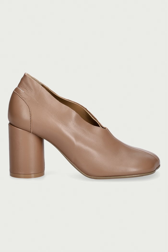 MM6 Maison Margiela czółenka na słupku damskie skórzane S59WL0107.P7557 brązowy AW26