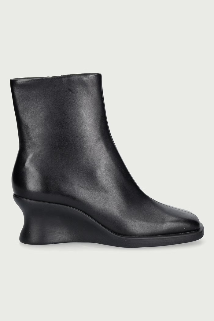 Camper Gležnjače za žene od kože Louise K400838.001 crna AW26