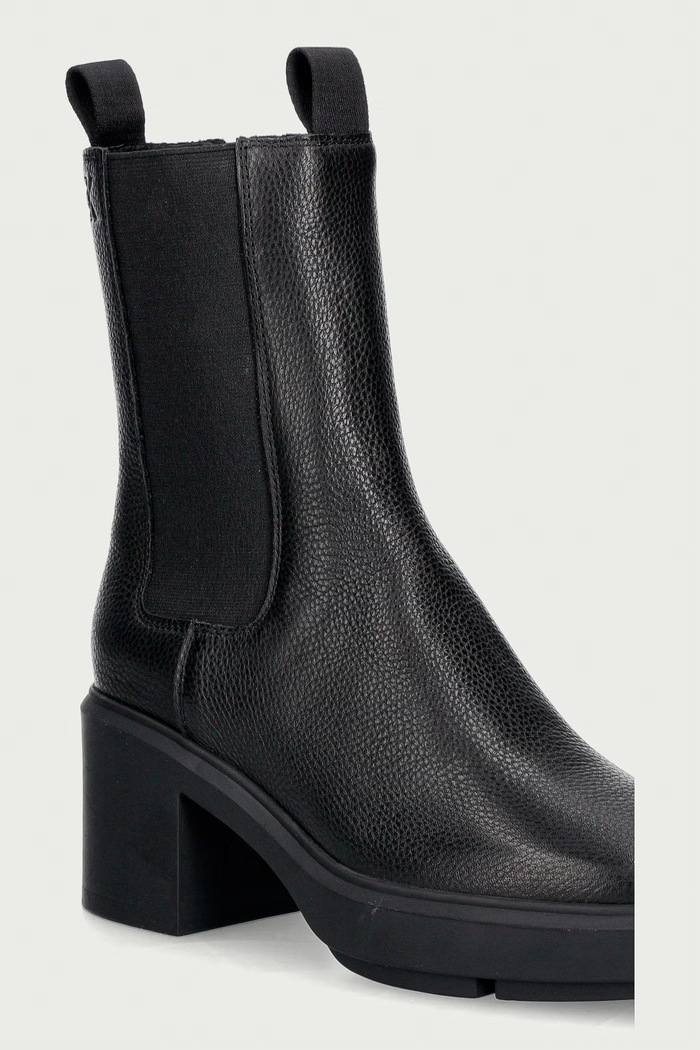 Calvin Klein Čizme s debelom potpeticom za žene od kože BLOCK HEEL CHELSEA BOOT LTH crna HW0HW03694BEH