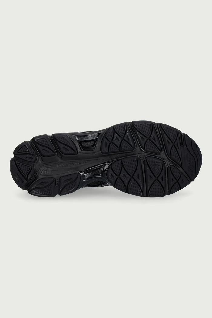 GEL-CUMULUS 16 "PATENT PACK" sneakersy damskie Asics czarny 1203B071.020
