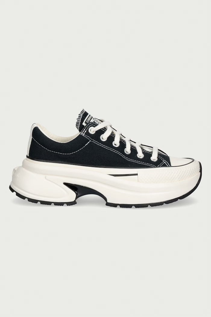 Converse Run Star Crush OX plimsolls Low on a platform A18465C black AW26