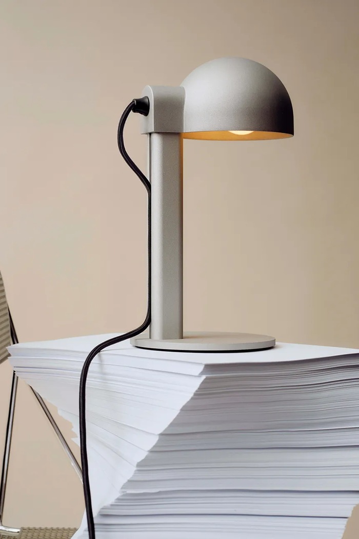 HAY lampa stołowa z aluminium 28 x 14 x 17 cm AE926.D360 szary