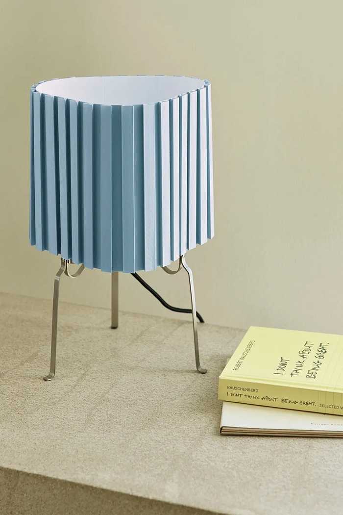 HAY lampa stołowa z materiału tekstylnego 37 x 24 cm niebieski AF810.F647.AV47