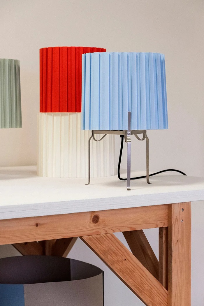 HAY lampa stołowa z materiału tekstylnego 37 x 24 cm AF810.F647.AV47 niebieski