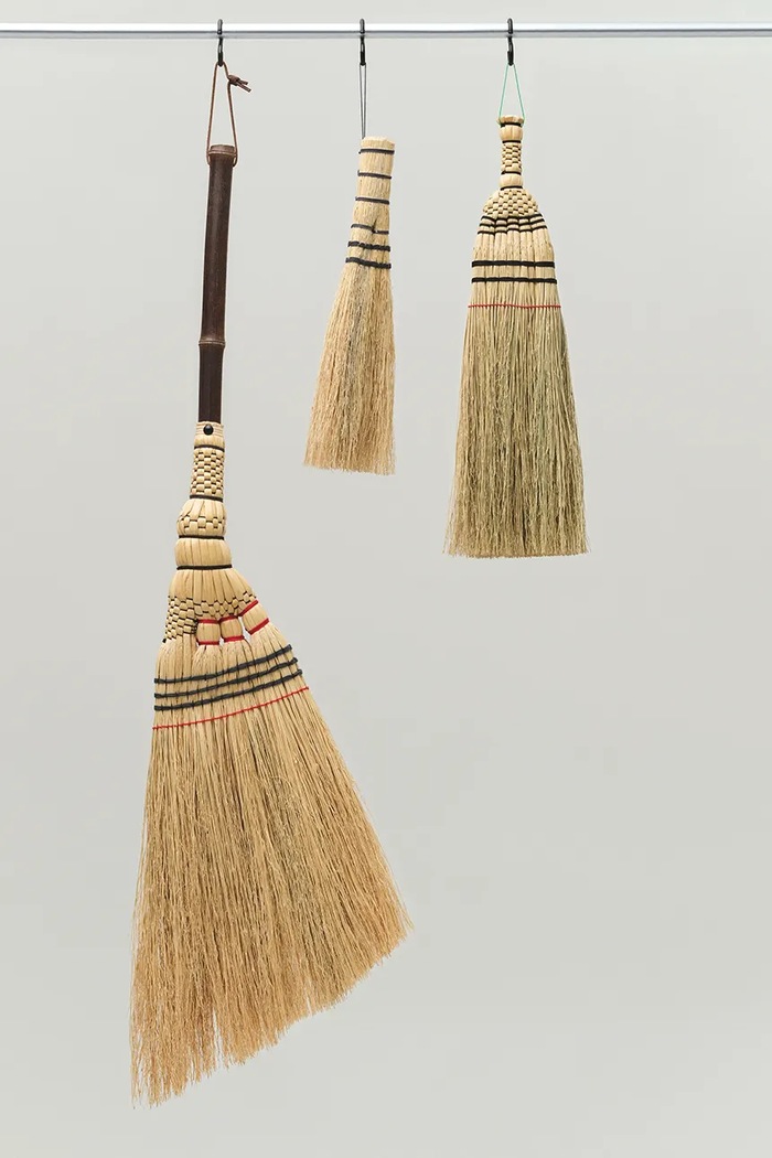 HAY miotła z drewna bambusowego 100 x 30 cm AE969.A728.AE91 beżowy AW26