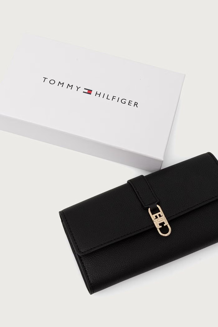 Novčanik za žene od imitacije kože Tommy Hilfiger crna AW0AW18935