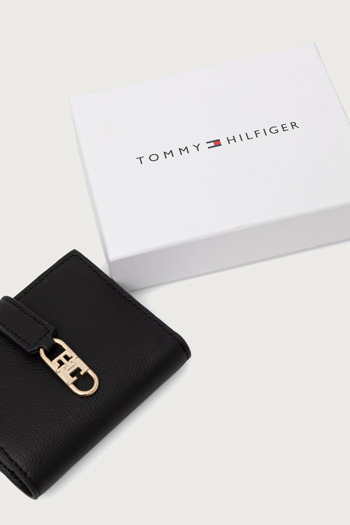 Novčanik za žene od imitacije kože Tommy Hilfiger crna AW0AW18934