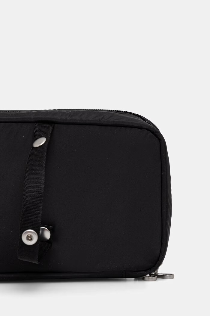 Akcesoria Calvin Klein kosmetyczka damska LV04F1310G czarny