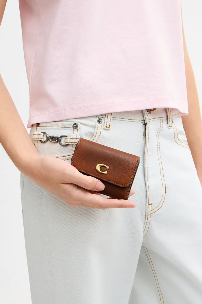 Coach etui na paszport damskie skórzane Essential Card Holder Wallet CFG62 brązowy