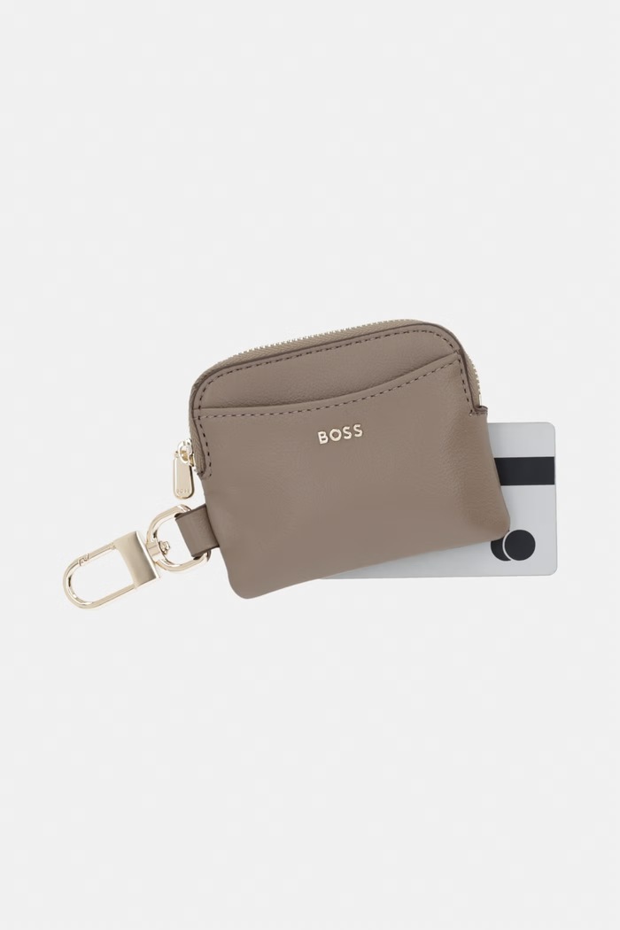 Akcesoria BOSS portfel damski z imitacji skóry Sandy Zip Cardholder 50567623 beżowy