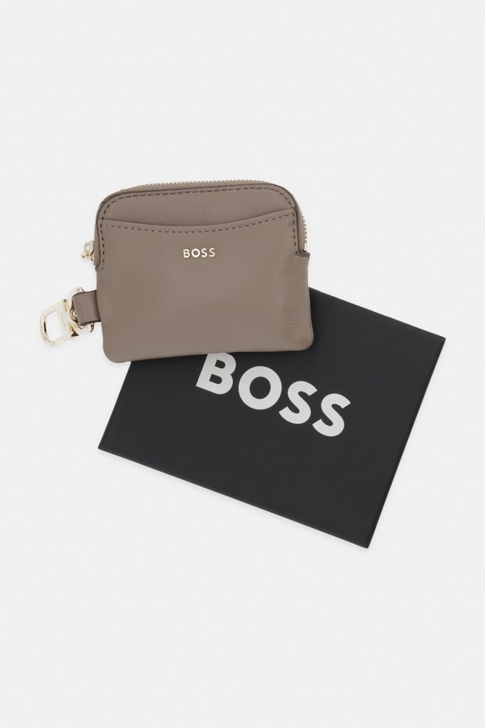 BOSS portfel damski z imitacji skóry Sandy Zip Cardholder beżowy 50567623