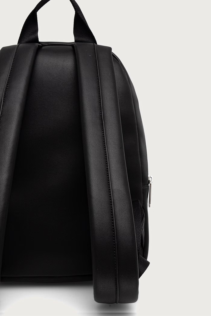 Dodatki Tommy Jeans nahrbtnik ženski iz umetnega usnja AW0AW19043 črna